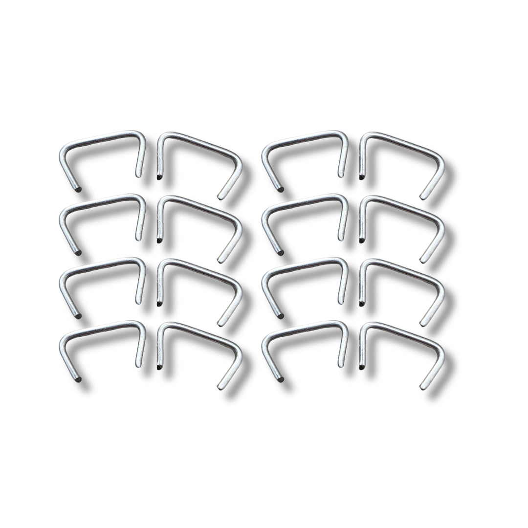 Set di 16 clip metalliche sagomate a U per il fissaggio dei rivestimenti dei sedili su auto d'epoca Citroën, disposte ordinatamente su fondo bianco.