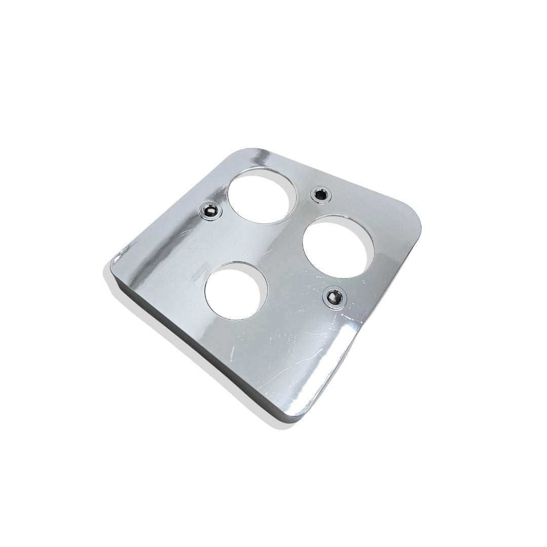 Supporto faro posteriore sinistro cromato per Citroën 2CV, vista dettagliata con fori di fissaggio e finitura lucida A928 Autogarage73